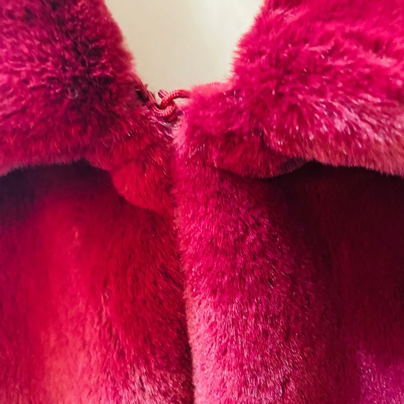 A new day. Gorgeous faux sofffttt burgundy colored fur - Picture 4 of 11